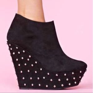 fRh Studded Rivet Wedge Boot
