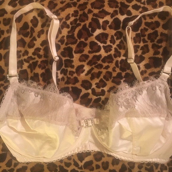 Cream colored bra size 36 E (DD)