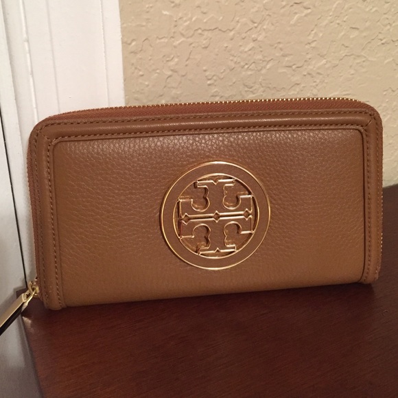 Tory Burch Handbags - 🆕Tory Burch "Amanda" wallet in Bark Leather. NWT.