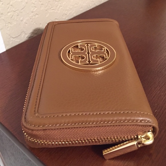 🆕Tory Burch "Amanda" wallet in Bark Leather. NWT. - Picture 2 of 4