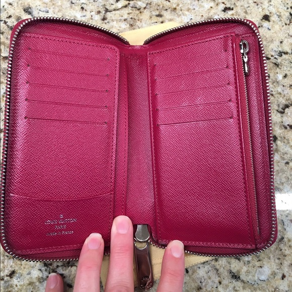 Louis Vuitton Zippy Epi Compact Wallet in Fuscia - Picture 2 of 4