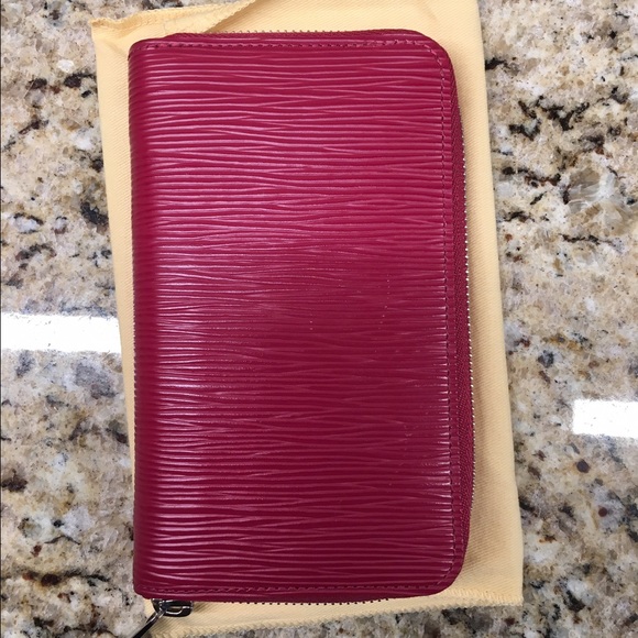 Louis Vuitton Zippy Epi Compact Wallet in Fuscia - Picture 3 of 4