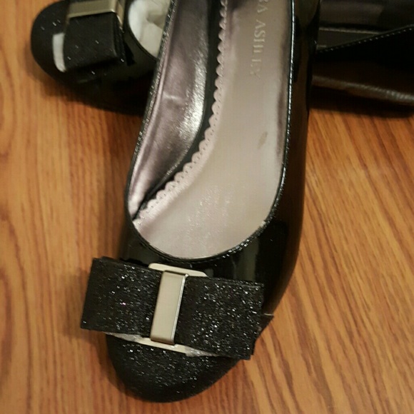 Laura Ashley patent leather shoes - Picture 2 of 4