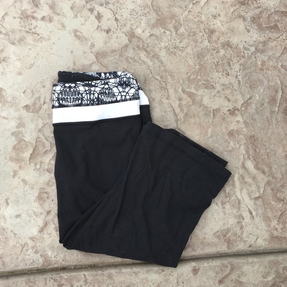 Lulu lemon yoga shorts - Picture 1 of 4