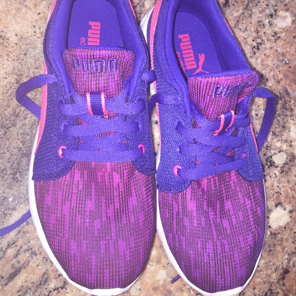Pumas shoes size 7