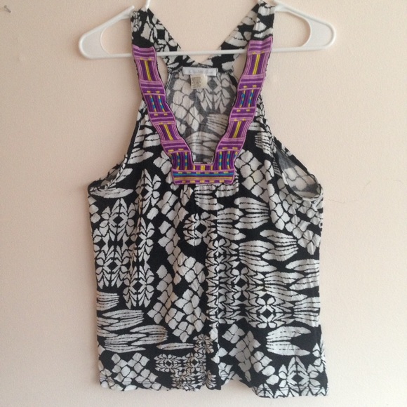 Abstract Pattern Top w/ Embroidered Collar