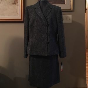 Tahari women's suit, NWT