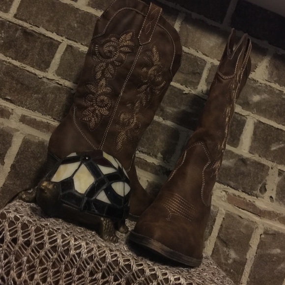 NIB💞. 🔫Cowgirl Boots🔫 - Picture 2 of 4