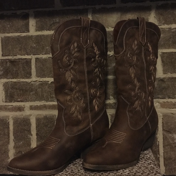 NIB💞. 🔫Cowgirl Boots🔫 - Picture 3 of 4
