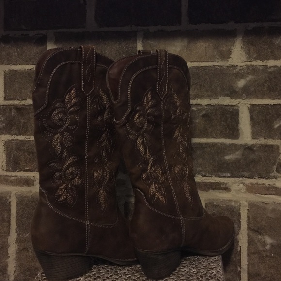 NIB💞. 🔫Cowgirl Boots🔫 - Picture 4 of 4