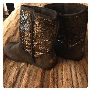 Lamo gray suede boot with sequins size 6