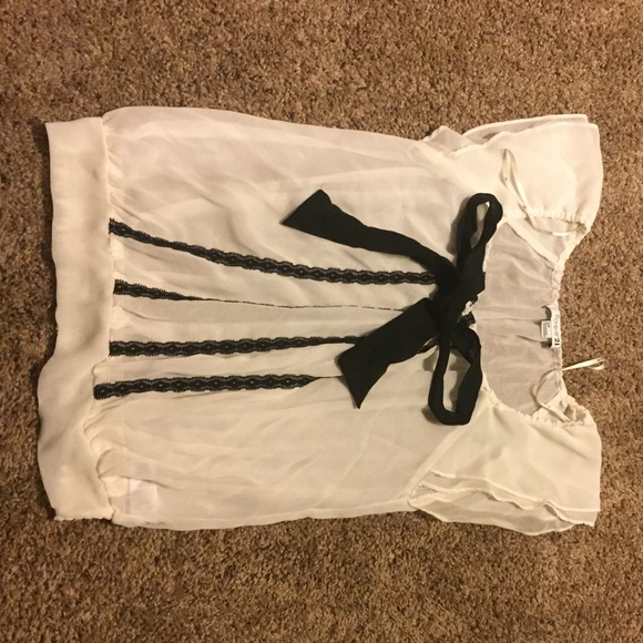 Small Forever 21 blouse with black details - Picture 1 of 1