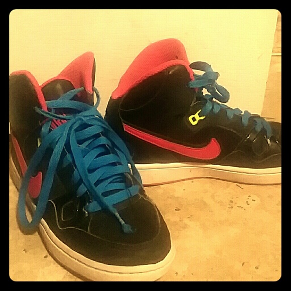 Girls Nike shoes - Picture 1 of 1