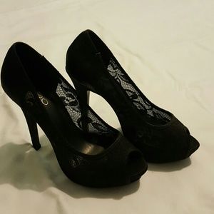 Black lacey pumps