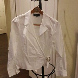 Crisp white shirt with waist trimming side buckle.