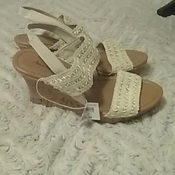 Super cute Creme cork wedges