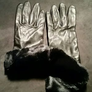 Black faux leather gloves Black faux leather gloves