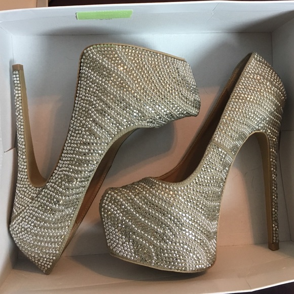 GORGEOUS HEELS - Picture 1 of 3