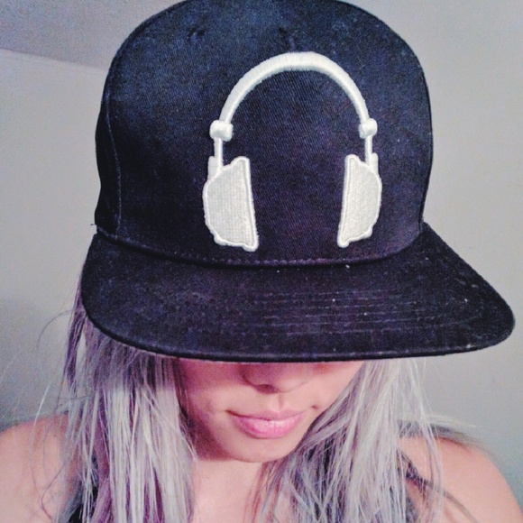Headphone music snapback