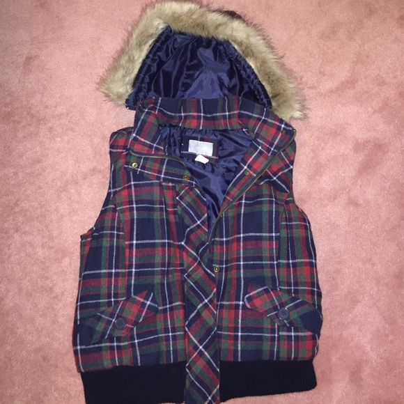 Fashion vest with faux fur trim