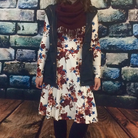 Ivory Floral fit and flared dress - Picture 2 of 4