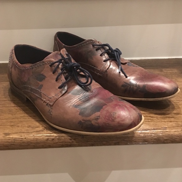 Steve Madden Other - Steve Madden Flower Print shoe