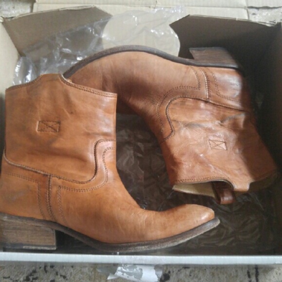 Frye Shoes - Frye carson short boots booties 8.5