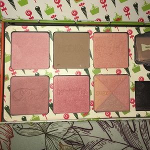 Limited Edition Benefit Holiday Blush palette