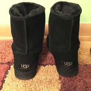 Black short Uggs