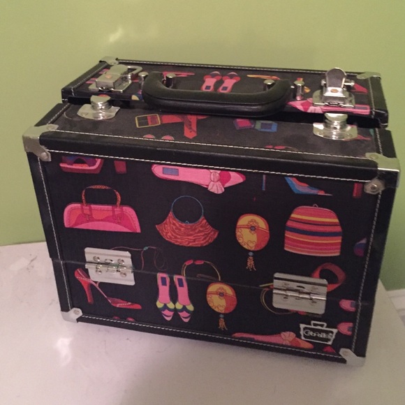 Expandable makeup holder