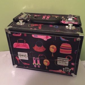 Expandable makeup holder