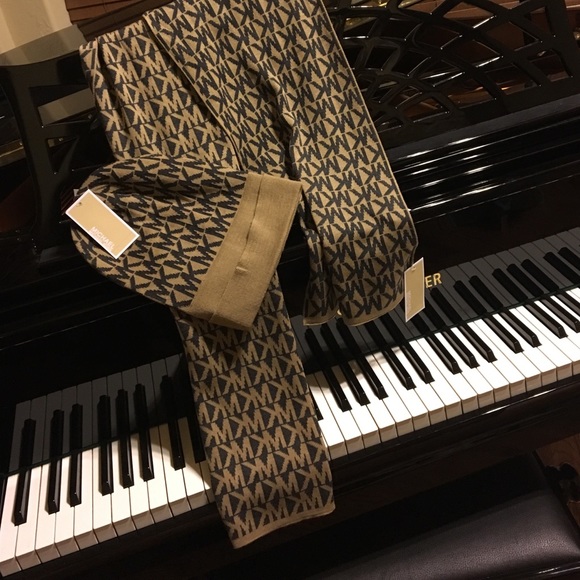 Hat+scarf NWT Michael Kors
