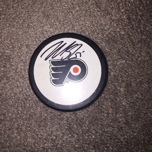 Signed flyers puck.