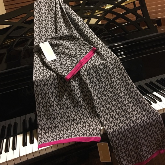Hat+scarf NWT Michael Kors scarf Gray/pink