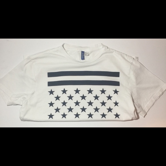 🎉🎉SOLD🎉🎉 H&M Divided White Graphic Tee- Shirt - Picture 2 of 3