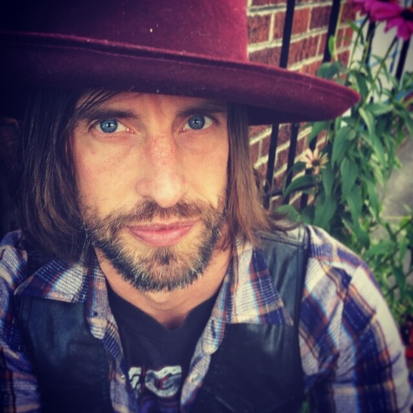 Meet your Posher, Jonathan and Cadey - Picture 4 of 8