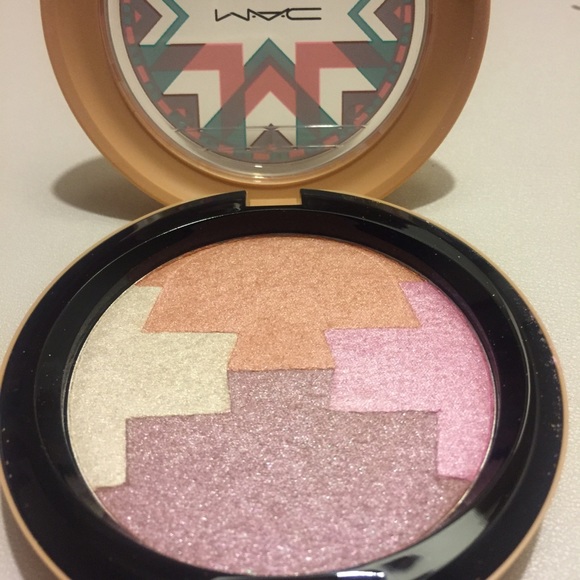 MAC Gleamtones Tribe Powder dunes at dusk - Picture 3 of 5