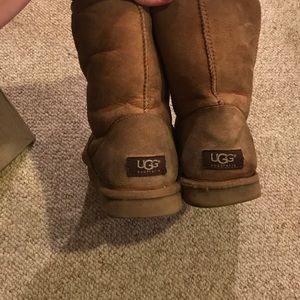 Short Chesnut UGGS
