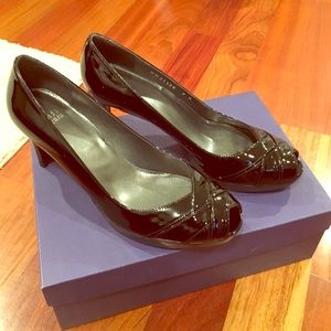 Brand new Stuart Weitzman black patent 9N heel.