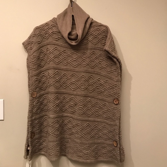 Tan sweater poncho. NWT. Size medium