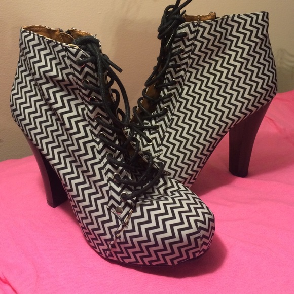 Black & white chevron heel booties size 8