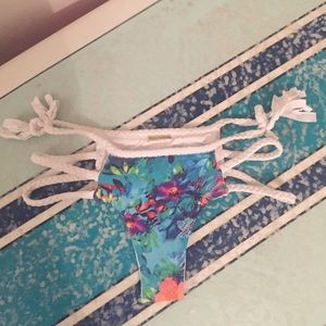 ❗️SALE❗️San Lorenzo reversable cheeky bottoms