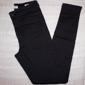 High rise skinny jeans in black. Size 9.