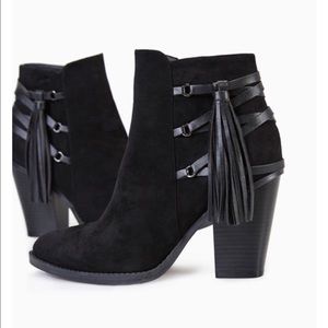 Black booties 💕👑