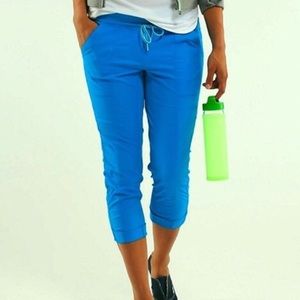 Lululemon street to studio crop sz 2 beaming blue