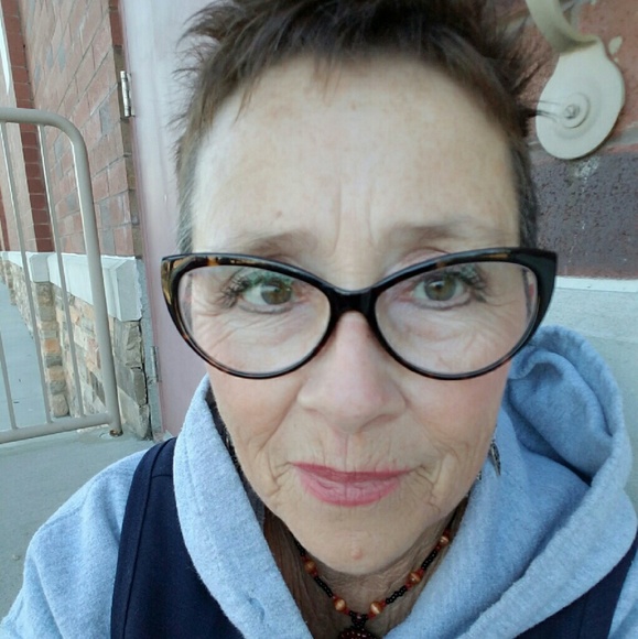 Meet your Posher, Debbie - Picture 1 of 1