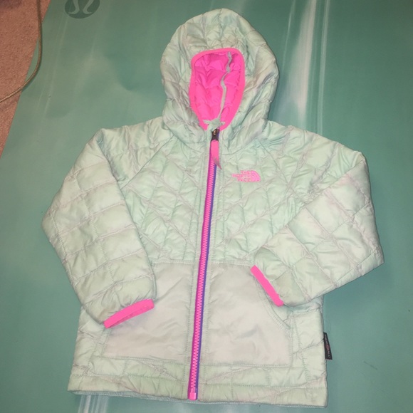 The North Face thermoball jacket Mint green 3T 💕