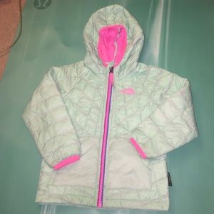The North Face thermoball jacket Mint green 3T 💕