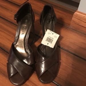 NWT Brown George high heels size 8