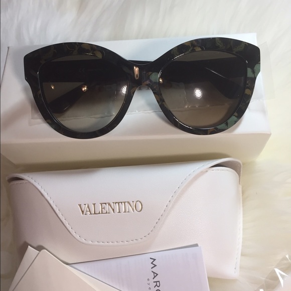 $376 Authentic Valentino sunglasses - Picture 2 of 4